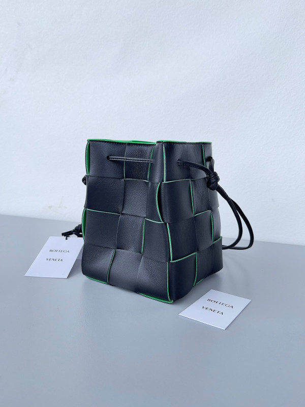 Bo*te*ga ve*ne*ta cassette bucket bag