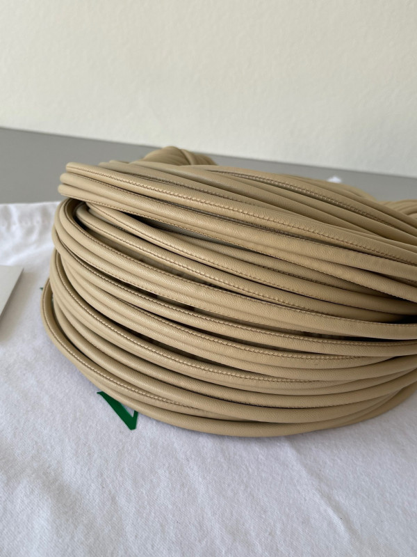 Bo*te*ga ve*ne*ta double knot