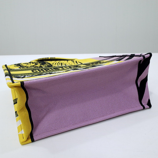 medium D*or book tote