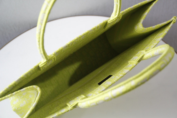 large D*or book tote