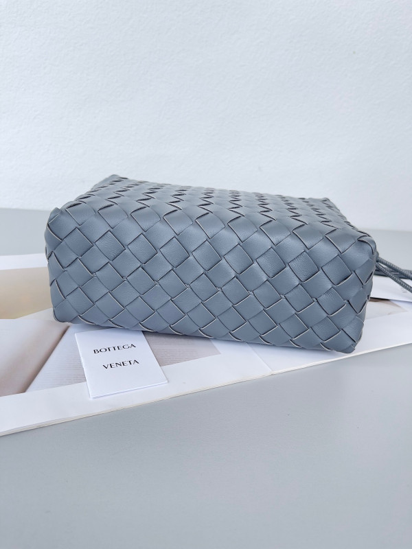 Bo*te*ga ve*ne*ta small loop camera bag