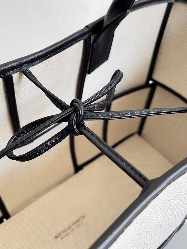 Bo*te*ga ve*ne*ta arco medium tote