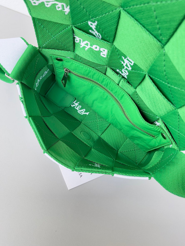 Bo*te*ga ve*ne*ta webbing