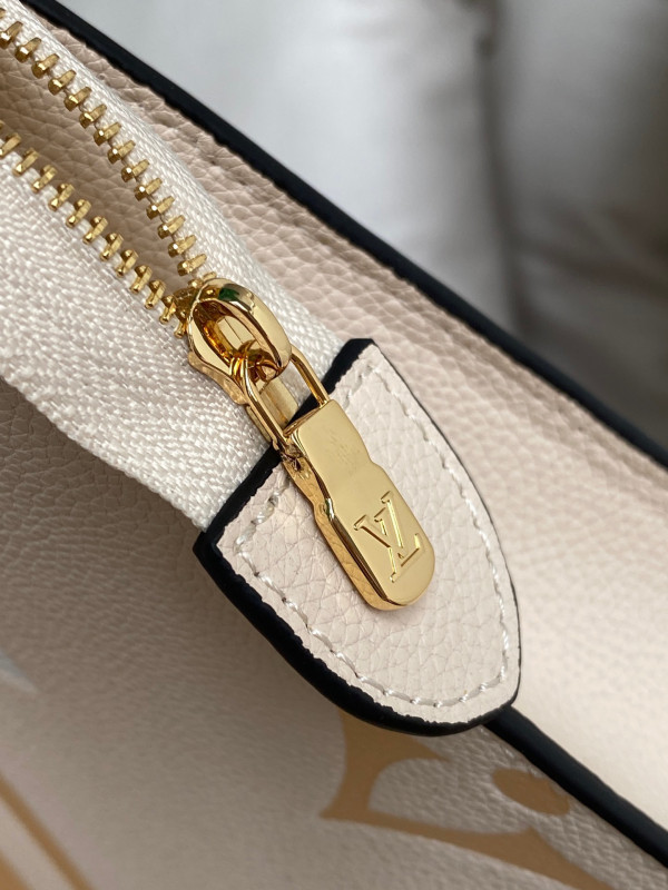 l**is V*t*n toiletry pouch 26