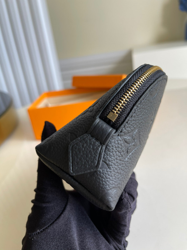 l**is V*t*n cosmetic pouch