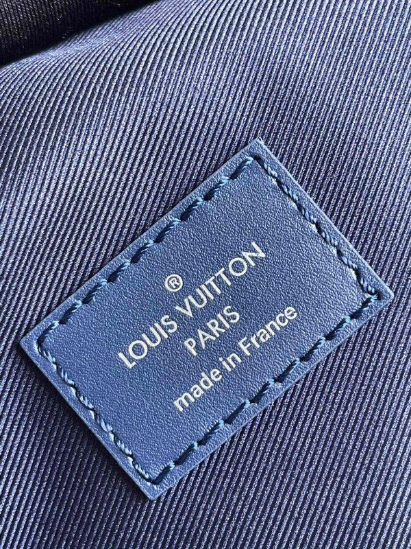 l**is V*t*n discovery backpack