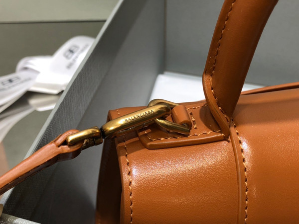 Ba*len*cia*ga hourglass