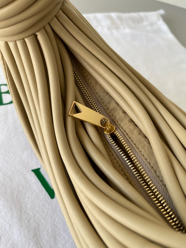 Bo*te*ga ve*ne*ta double knot