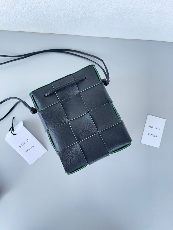 Bo*te*ga ve*ne*ta cassette bucket bag