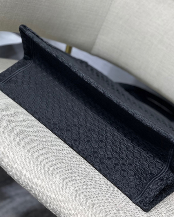 medium D*or book tote