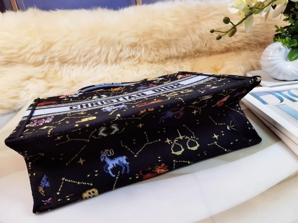 medium D*or book tote