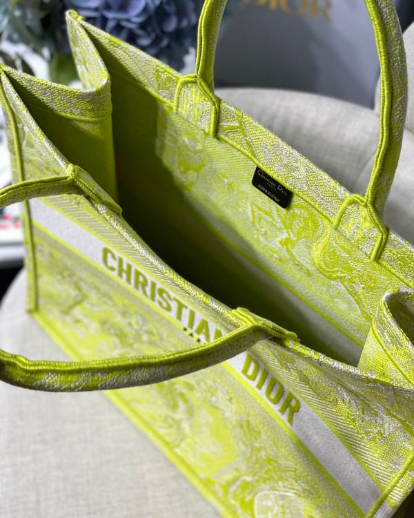 large D*or book tote