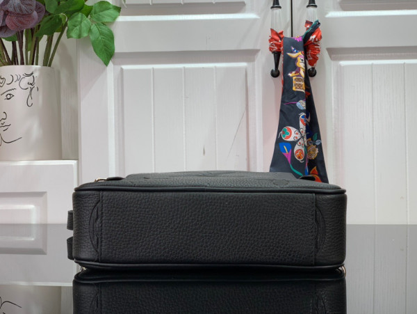 l**is V*t*n messeanger bag