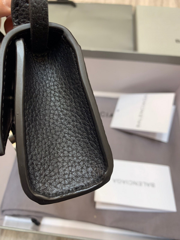 Ba*len*cia*ga hourglass