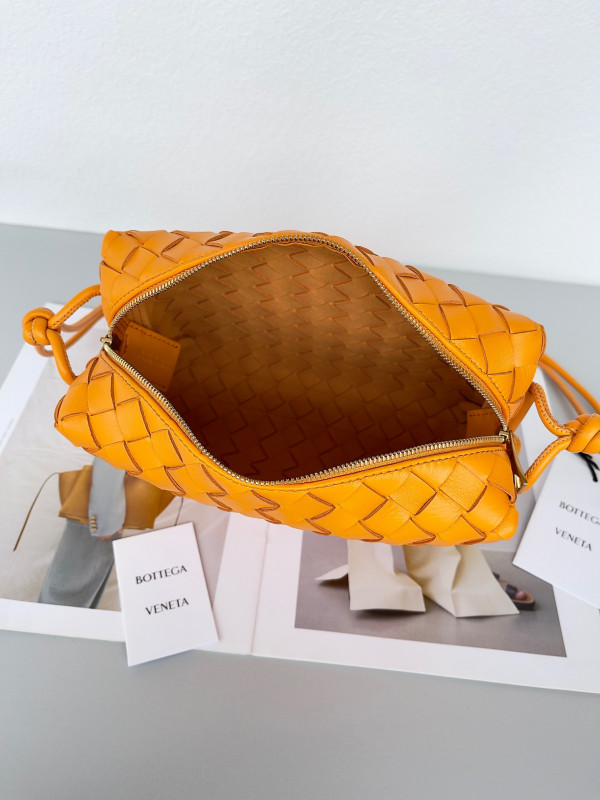 Bo*te*ga ve*ne*ta small loop camera bag