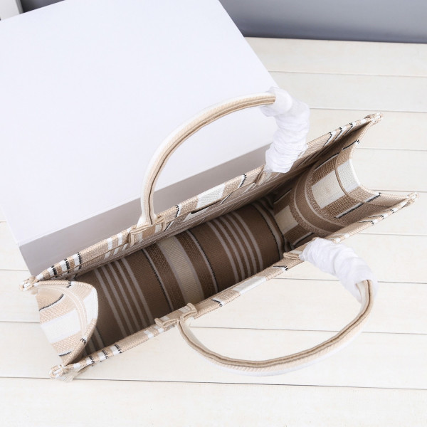 large D*or book tote