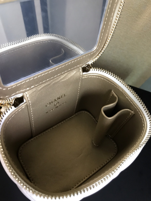 CL SMALL VANITY WITH CHAIN