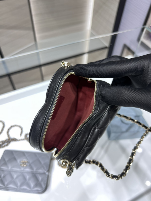 CL HEART CLUTCH WITH CHAIN