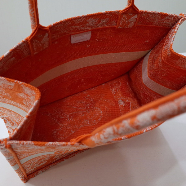 medium D*or book tote