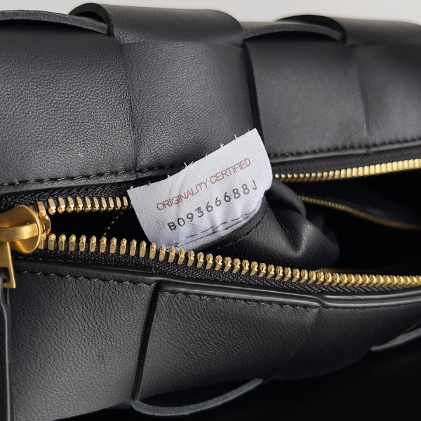 Bo*te*ga ve*ne*ta brick cassette