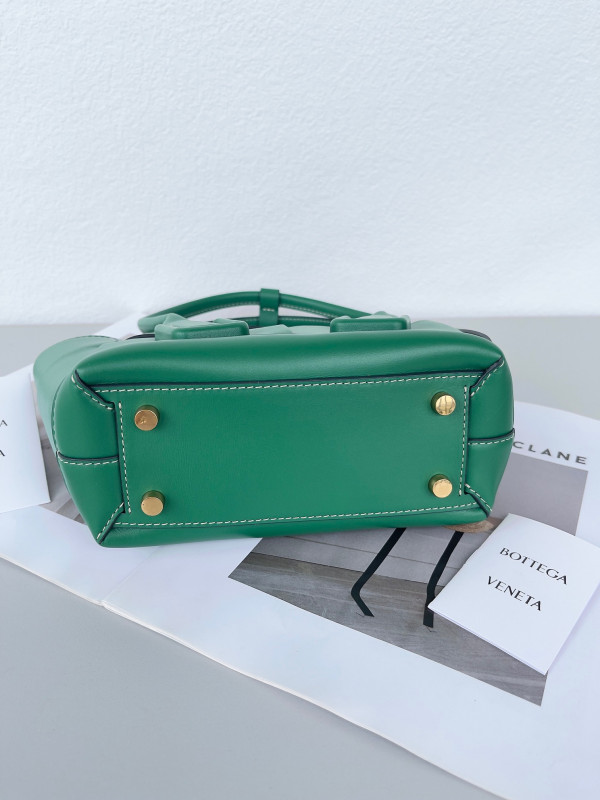 Bo*te*ga ve*ne*ta mini arco