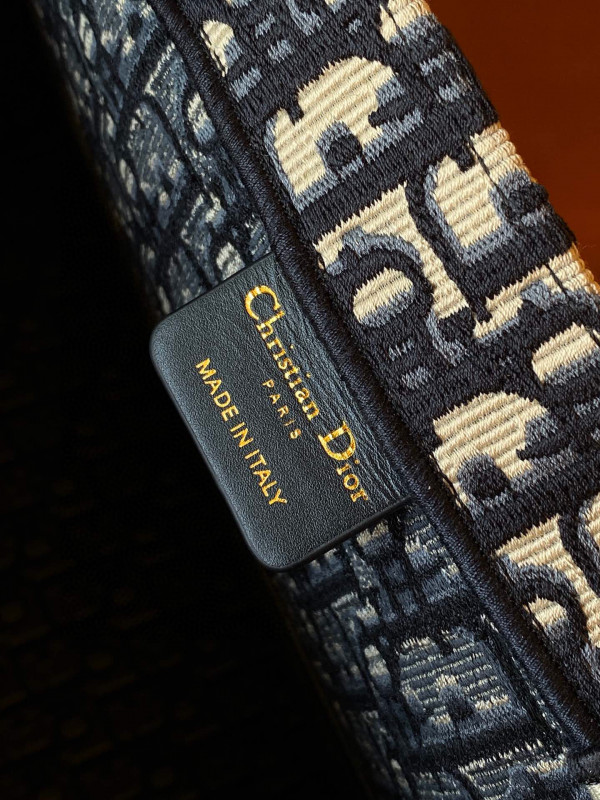 large D*or book tote