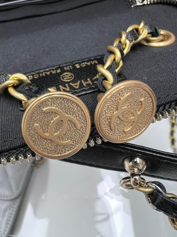 CL VANITY WITH CHAIN