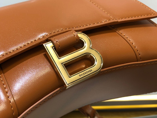 Ba*len*cia*ga hourglass