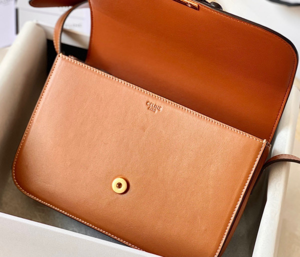 Ce**e classique triomphe bag