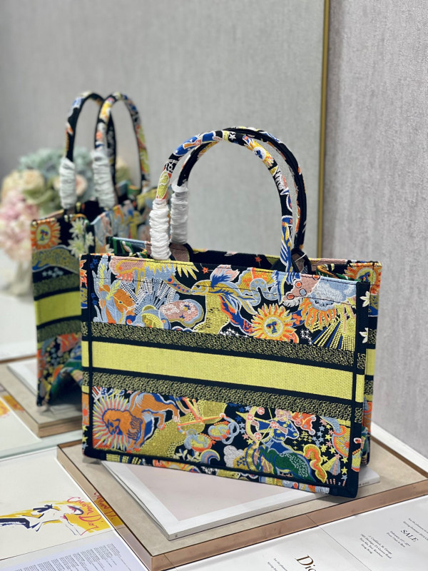 medium D*or book tote