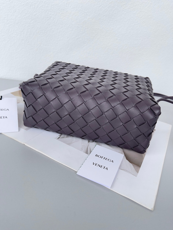 Bo*te*ga ve*ne*ta small loop camera bag