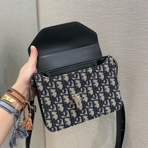 D*or messenger pouch