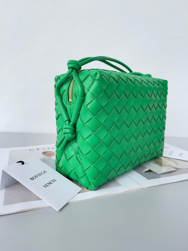 Bo*te*ga ve*ne*ta small loop camera bag