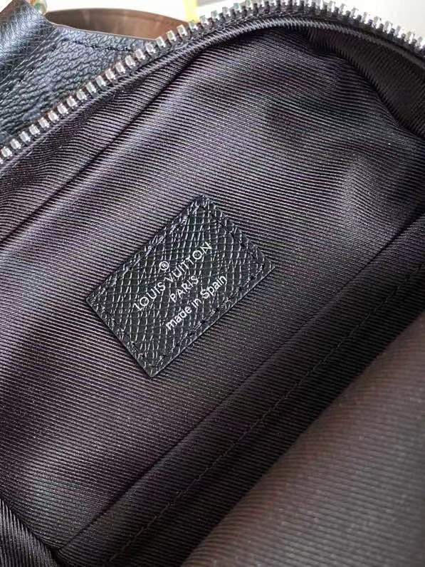 l**is V*t*n outdoor slingbag