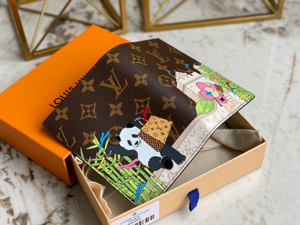 l**is V*t*n passport cover