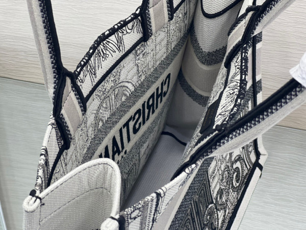 medium D*or book tote