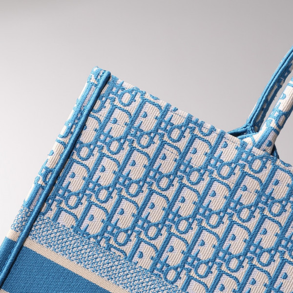 large D*or book tote