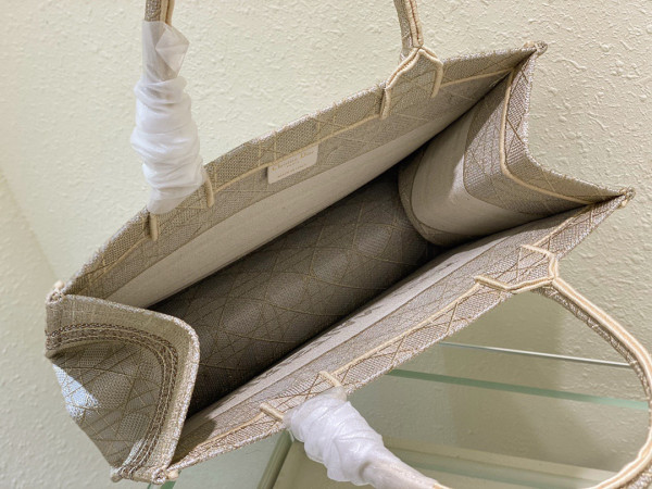 medium D*or book tote