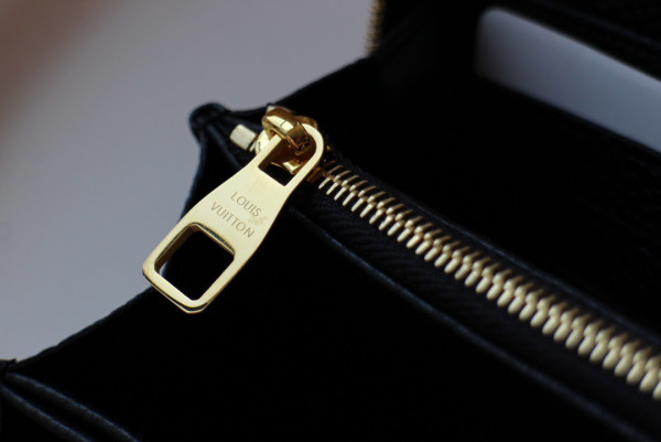 l**is V*t*n zippy wallet