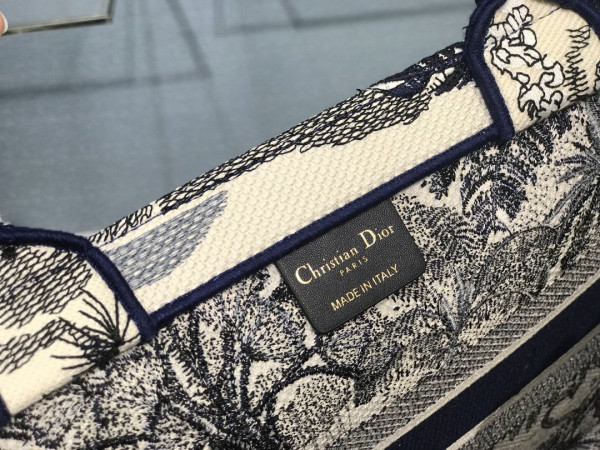 medium D*or book tote