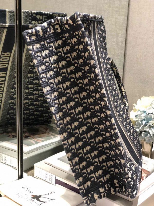 D*or oblique book tote-41.5*35*18cm