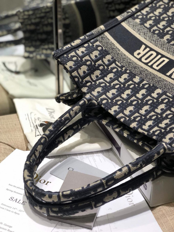 D*or oblique book tote-36cm