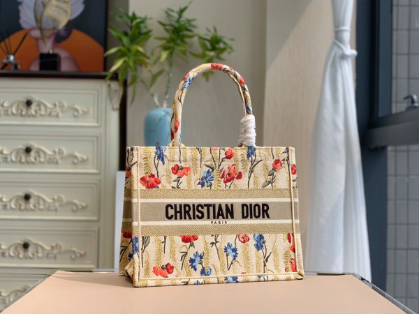 medium D*or book tote