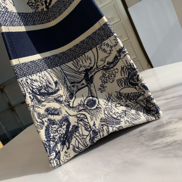 large D*or book tote