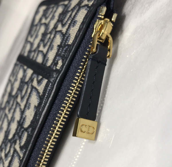 D*or 30 montaigne wallet with strap