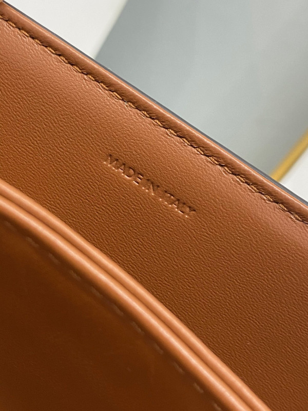 Ce**e medium triomphe bag