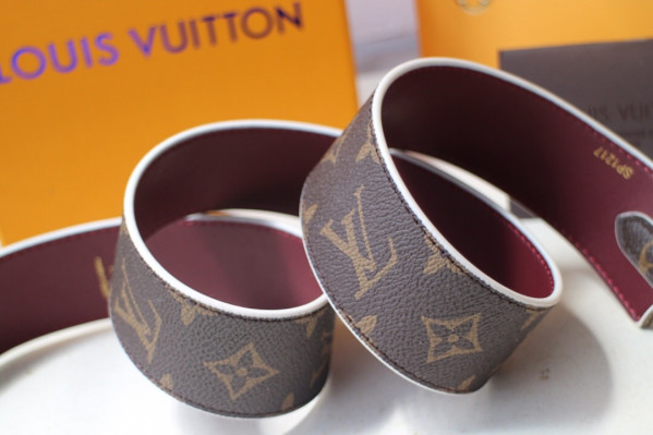 l**is V*t*n monogram strap