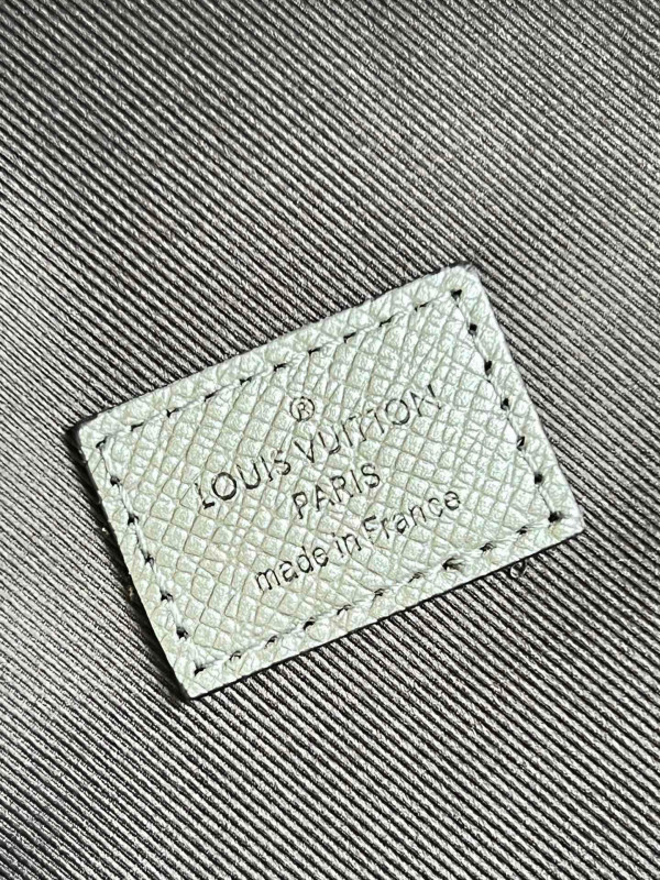 l**is V*t*n discovery backpack pm