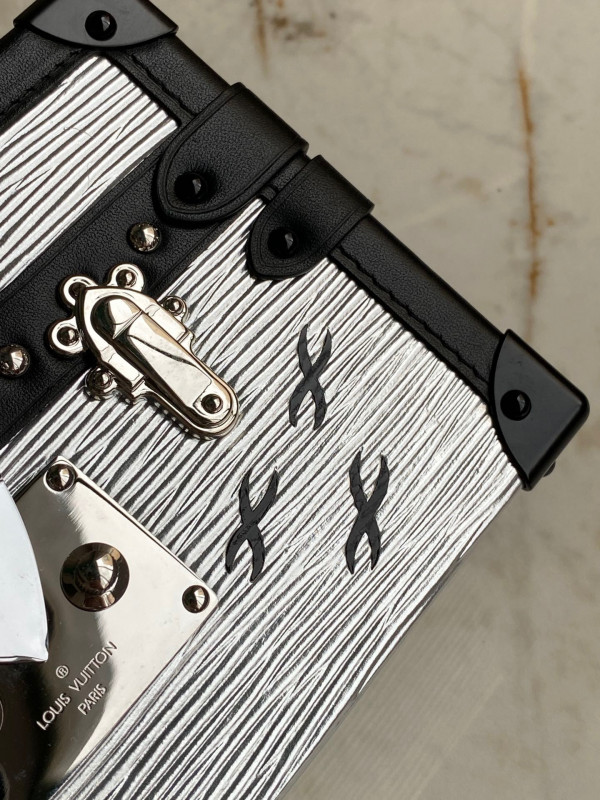 l**is V*t*n petite malle