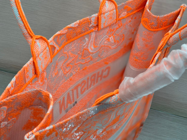 large D*or book tote